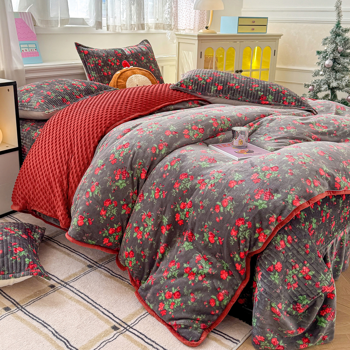 91家纺网 家纺一手货源 找家纺 豫见家纺 2025新款加厚高克重牛奶绒豆豆绒花边床盖四件套 花漾