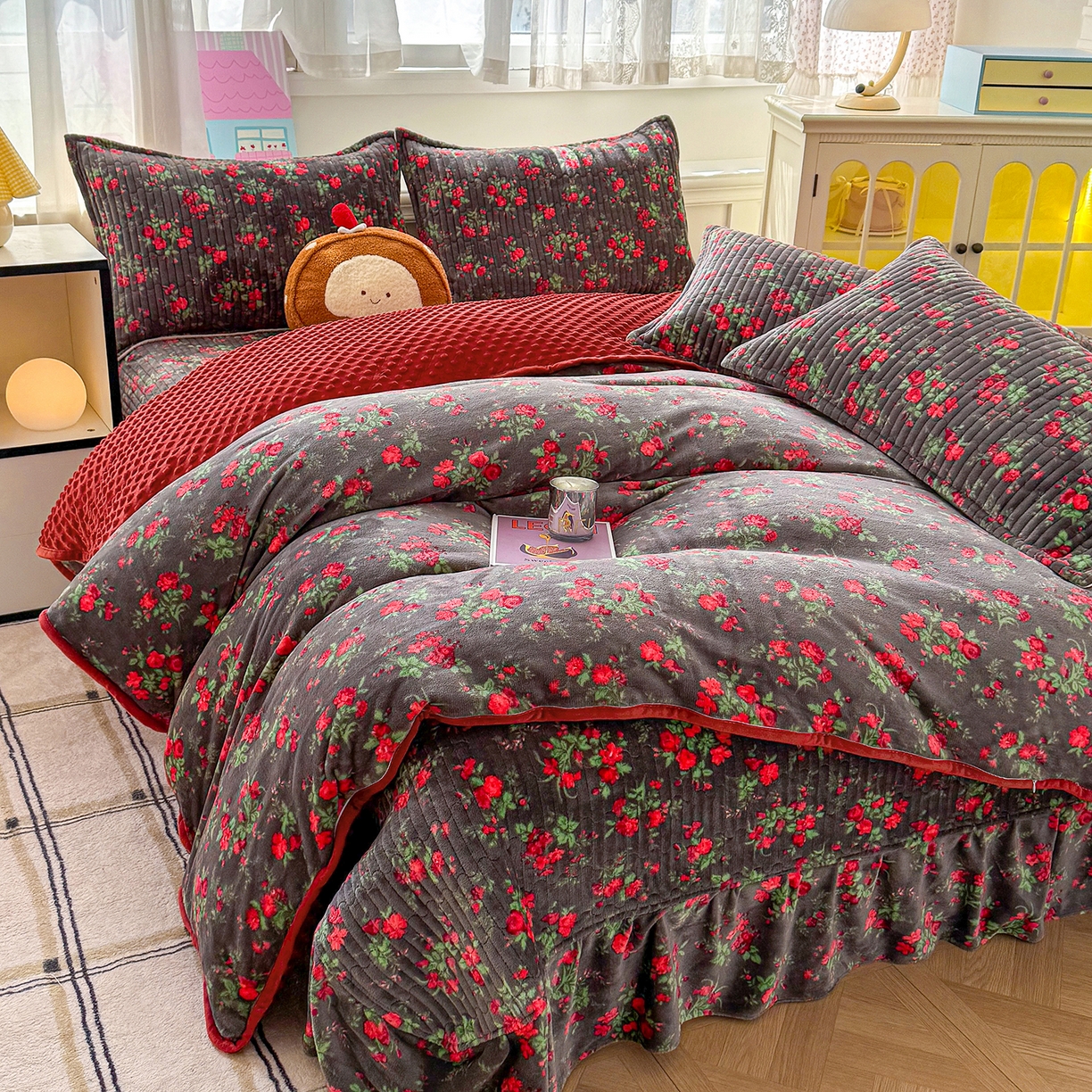 91家纺网 家纺一手货源 找家纺 豫见家纺 2025新款加厚高克重牛奶绒豆豆绒花边床盖四件套 花漾