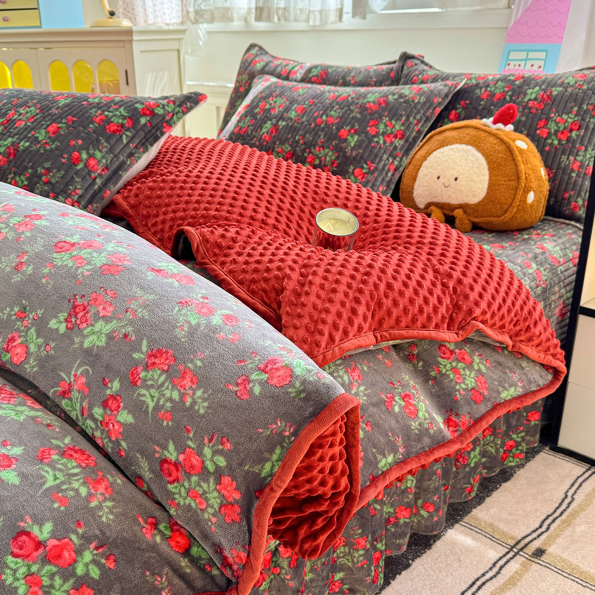 91家纺网 家纺一手货源 找家纺 豫见家纺 2025新款加厚高克重牛奶绒豆豆绒花边床盖四件套 花漾