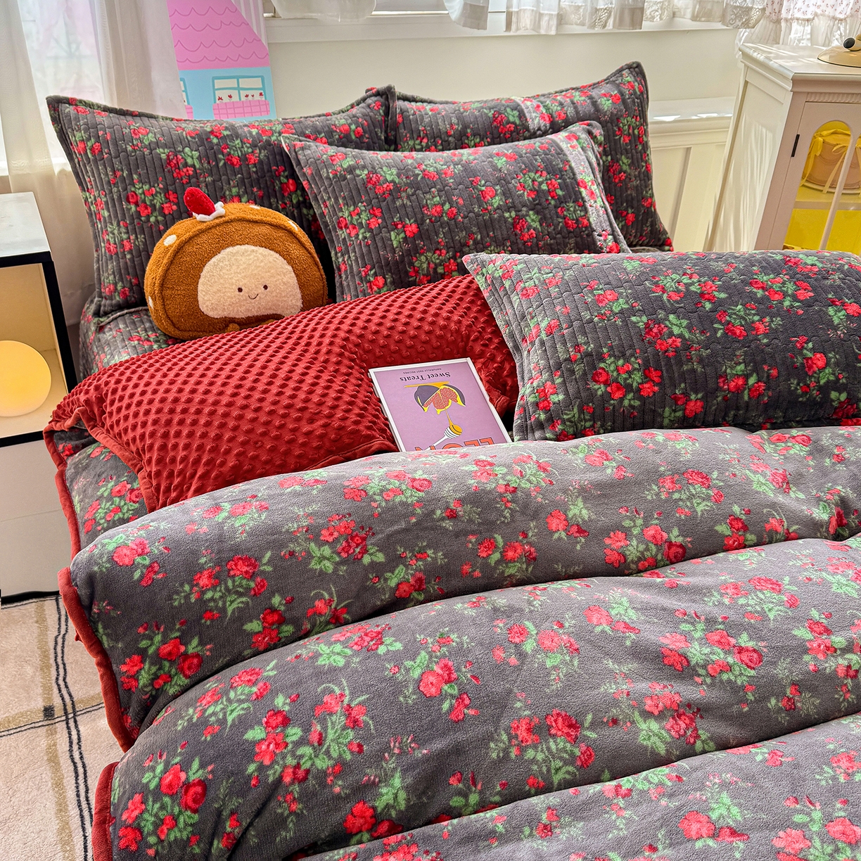 91家纺网 家纺一手货源 找家纺 豫见家纺 2025新款加厚高克重牛奶绒豆豆绒花边床盖四件套 花漾