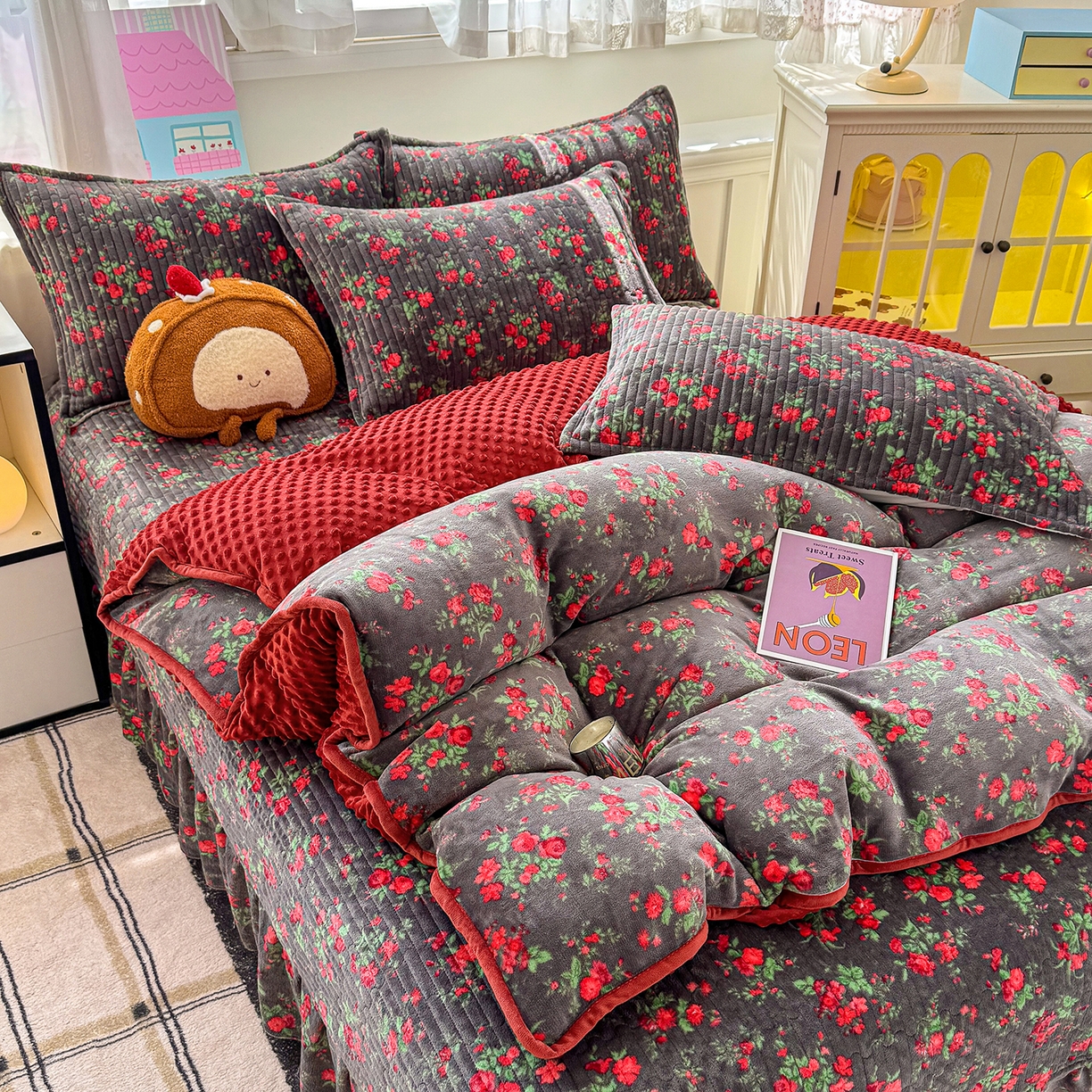 91家纺网 家纺一手货源 找家纺 豫见家纺 2025新款加厚高克重牛奶绒豆豆绒花边床盖四件套 花漾