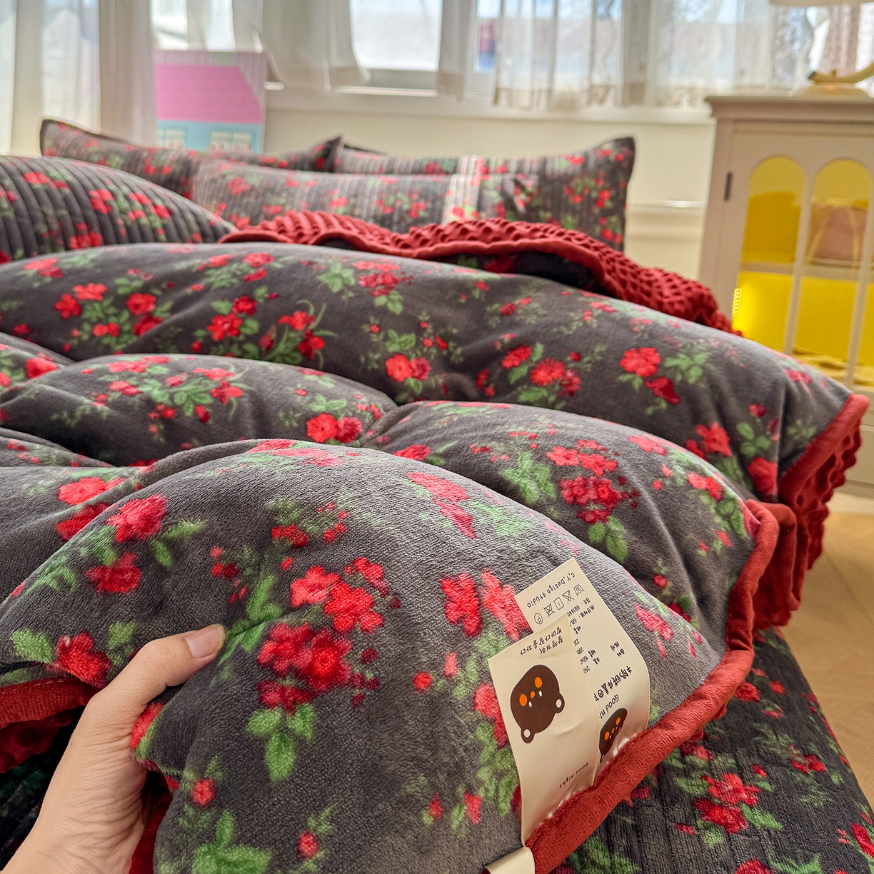 91家纺网 家纺一手货源 找家纺 豫见家纺 2025新款加厚高克重牛奶绒豆豆绒花边床盖四件套 花漾