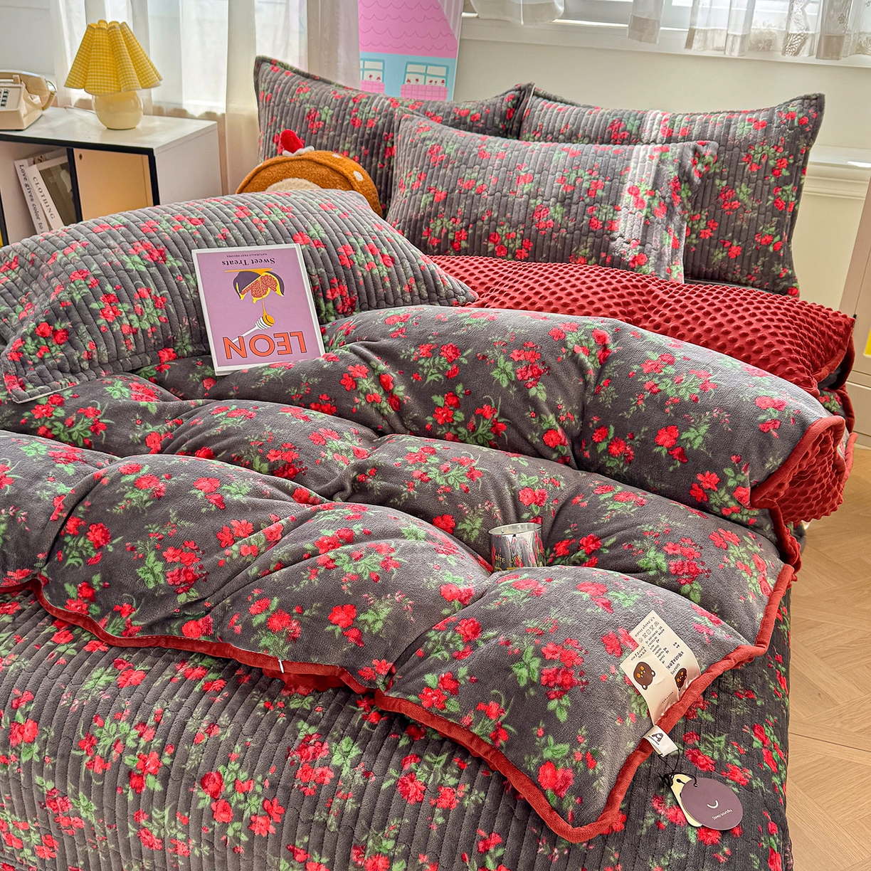 91家纺网 家纺一手货源 找家纺 豫见家纺 2025新款加厚高克重牛奶绒豆豆绒花边床盖四件套 花漾