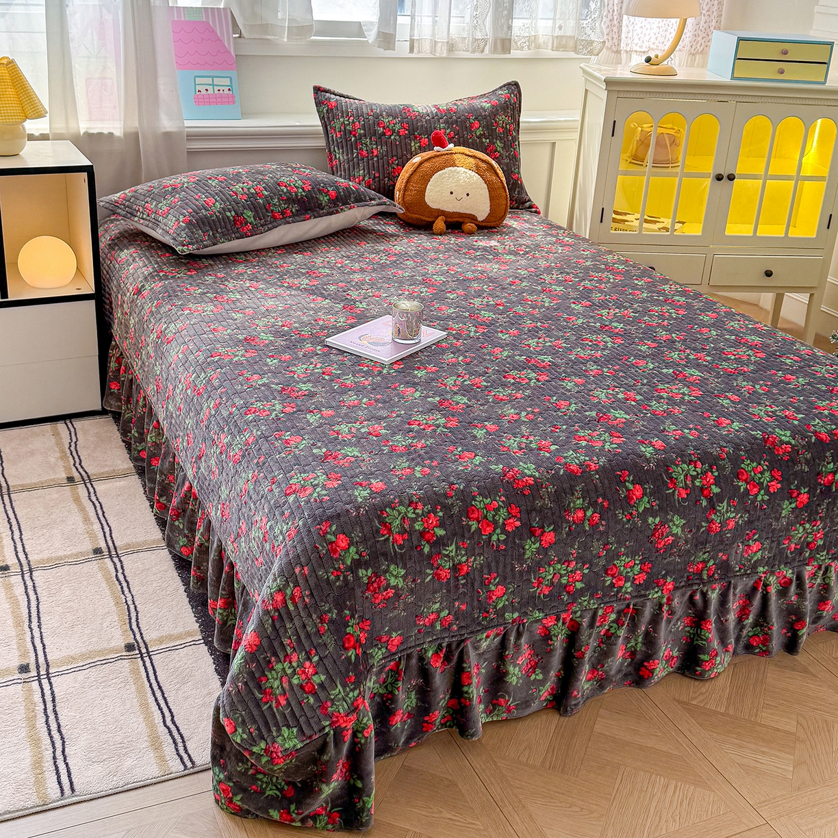 91家纺网 家纺一手货源 找家纺 豫见家纺 2025新款加厚高克重牛奶绒豆豆绒花边床盖四件套 花漾