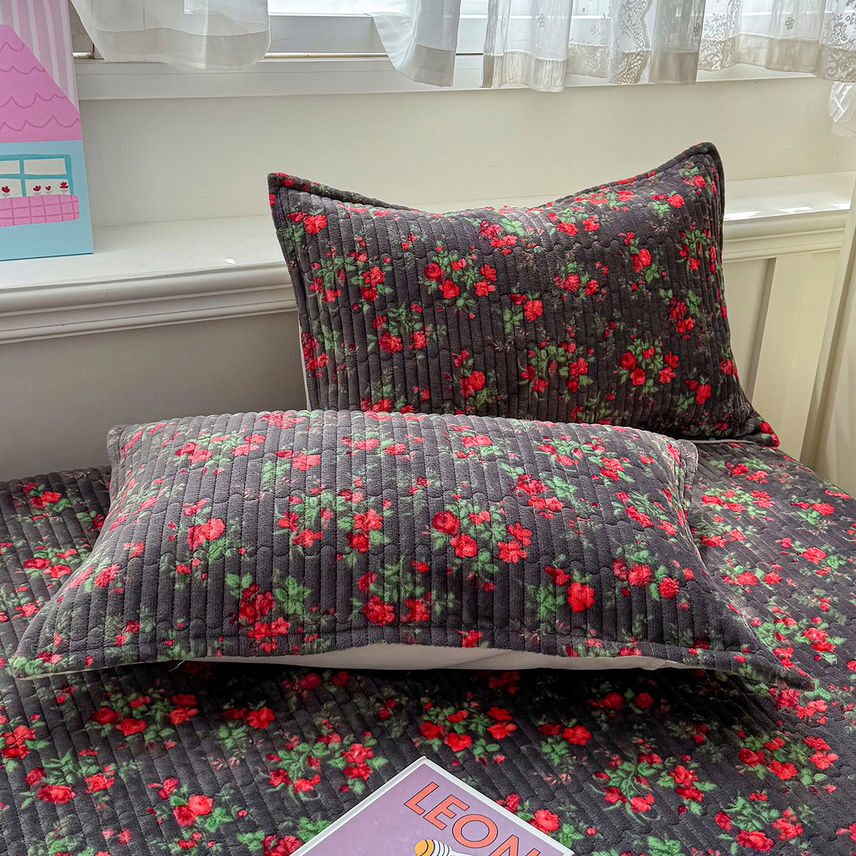 91家纺网 家纺一手货源 找家纺 豫见家纺 2025新款加厚高克重牛奶绒豆豆绒花边床盖四件套 花漾