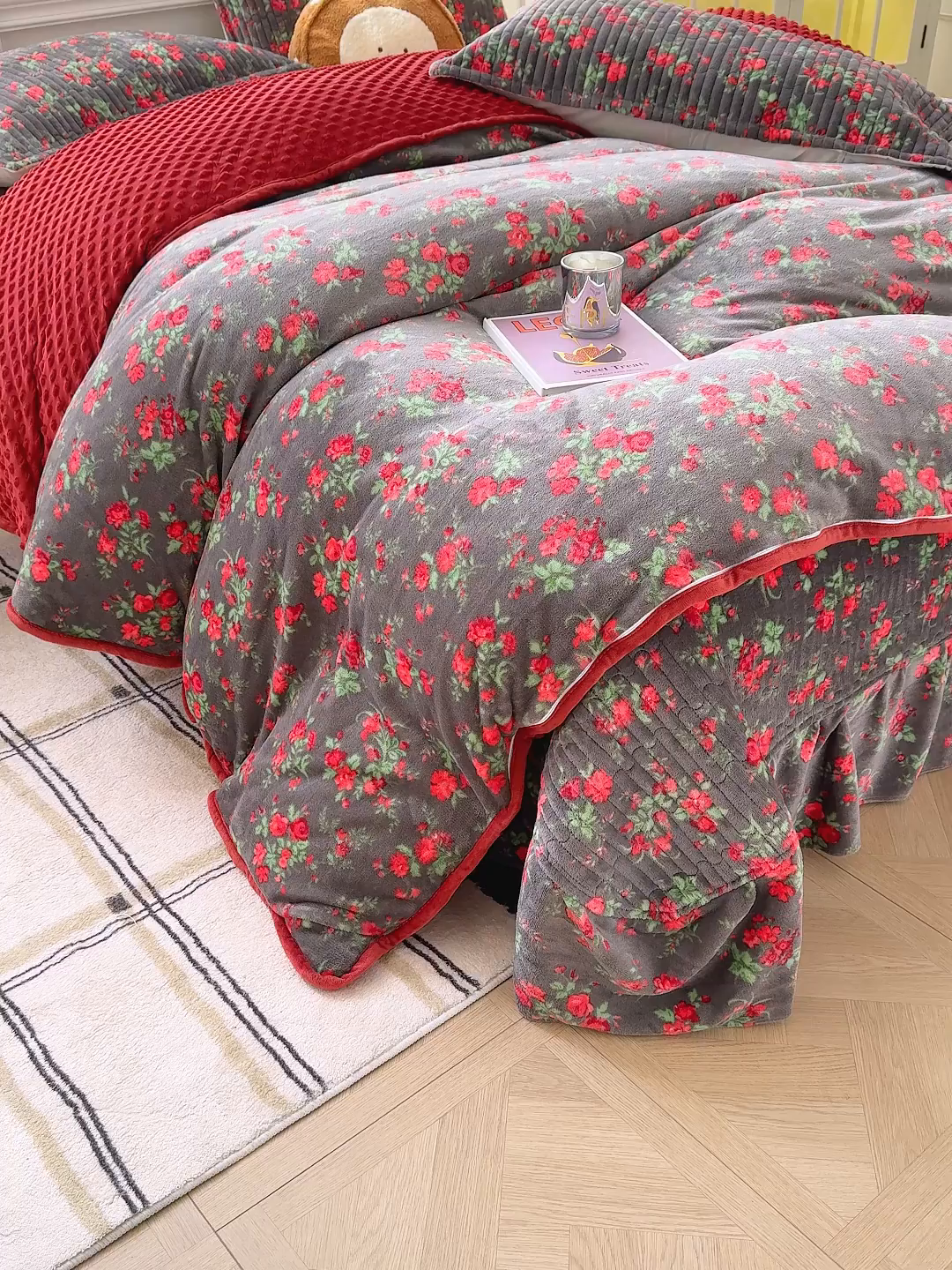 91家纺网 家纺一手货源 找家纺 豫见家纺 2025新款加厚高克重牛奶绒豆豆绒花边床盖四件套 花漾