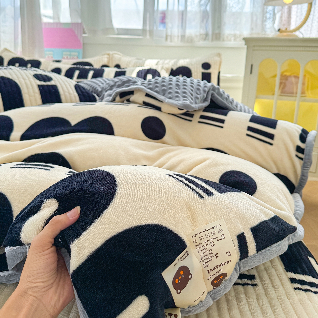 91家纺网 家纺一手货源 找家纺 豫见家纺 2025新款加厚高克重牛奶绒豆豆绒花边床盖四件套 min字母