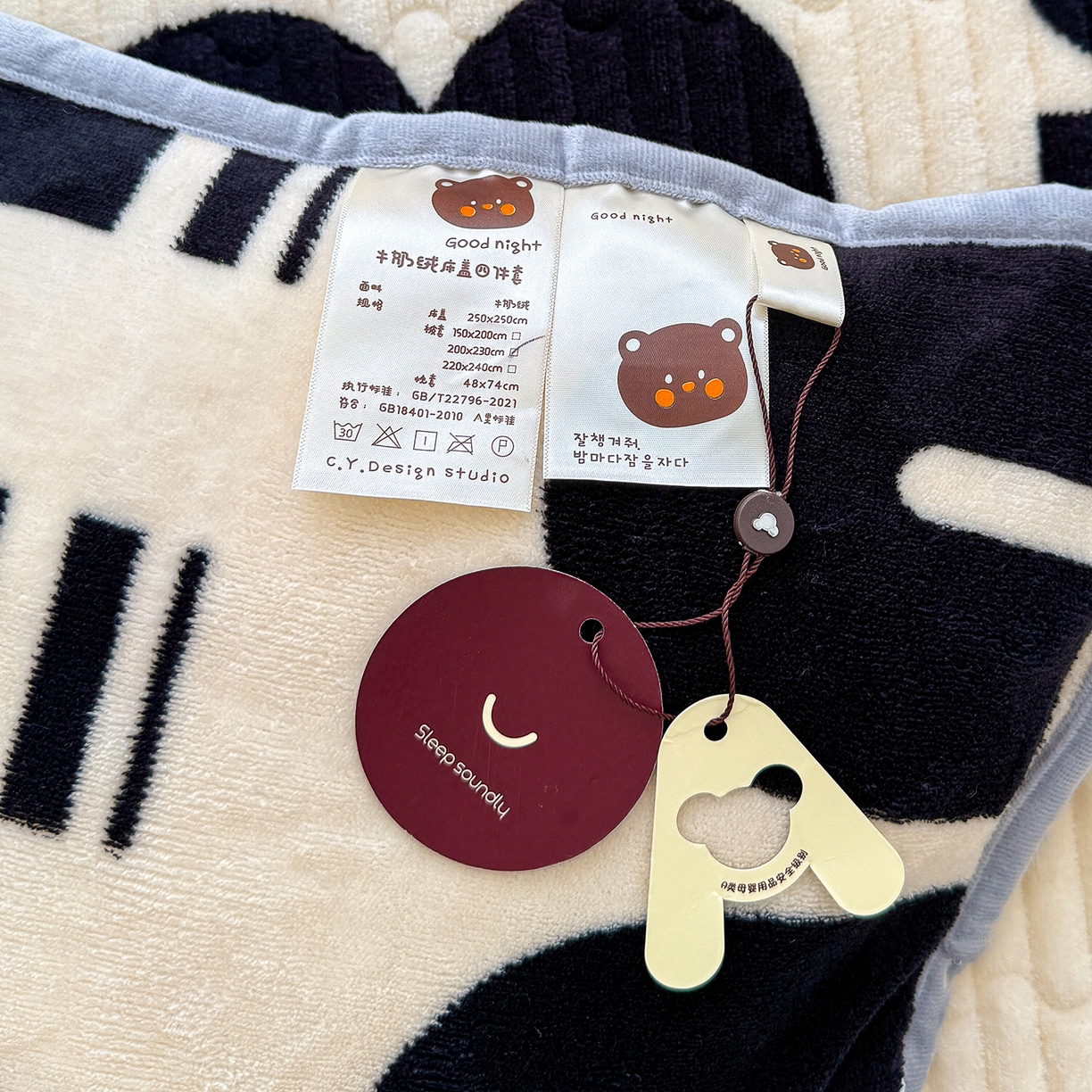 91家纺网 家纺一手货源 找家纺 豫见家纺 2025新款加厚高克重牛奶绒豆豆绒花边床盖四件套 min字母