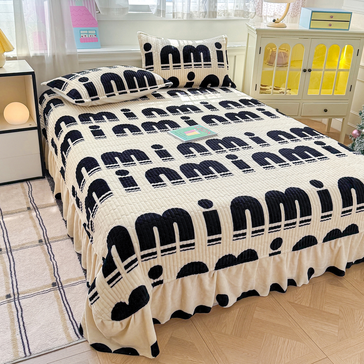 91家纺网 家纺一手货源 找家纺 豫见家纺 2025新款加厚高克重牛奶绒豆豆绒花边床盖四件套 min字母