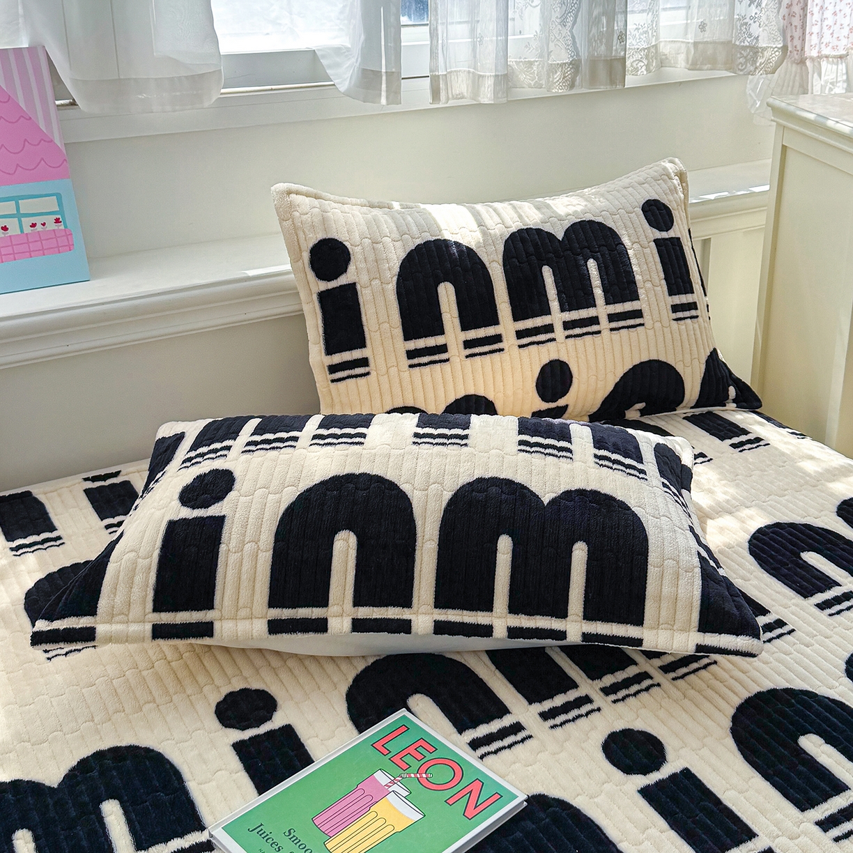 91家纺网 家纺一手货源 找家纺 豫见家纺 2025新款加厚高克重牛奶绒豆豆绒花边床盖四件套 min字母