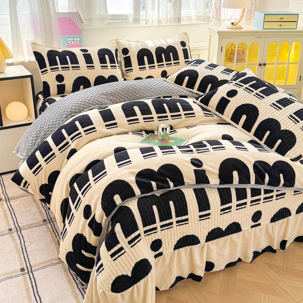 91家纺网 家纺一手货源 找家纺 豫见家纺 2025新款加厚高克重牛奶绒豆豆绒花边床盖四件套 min字母