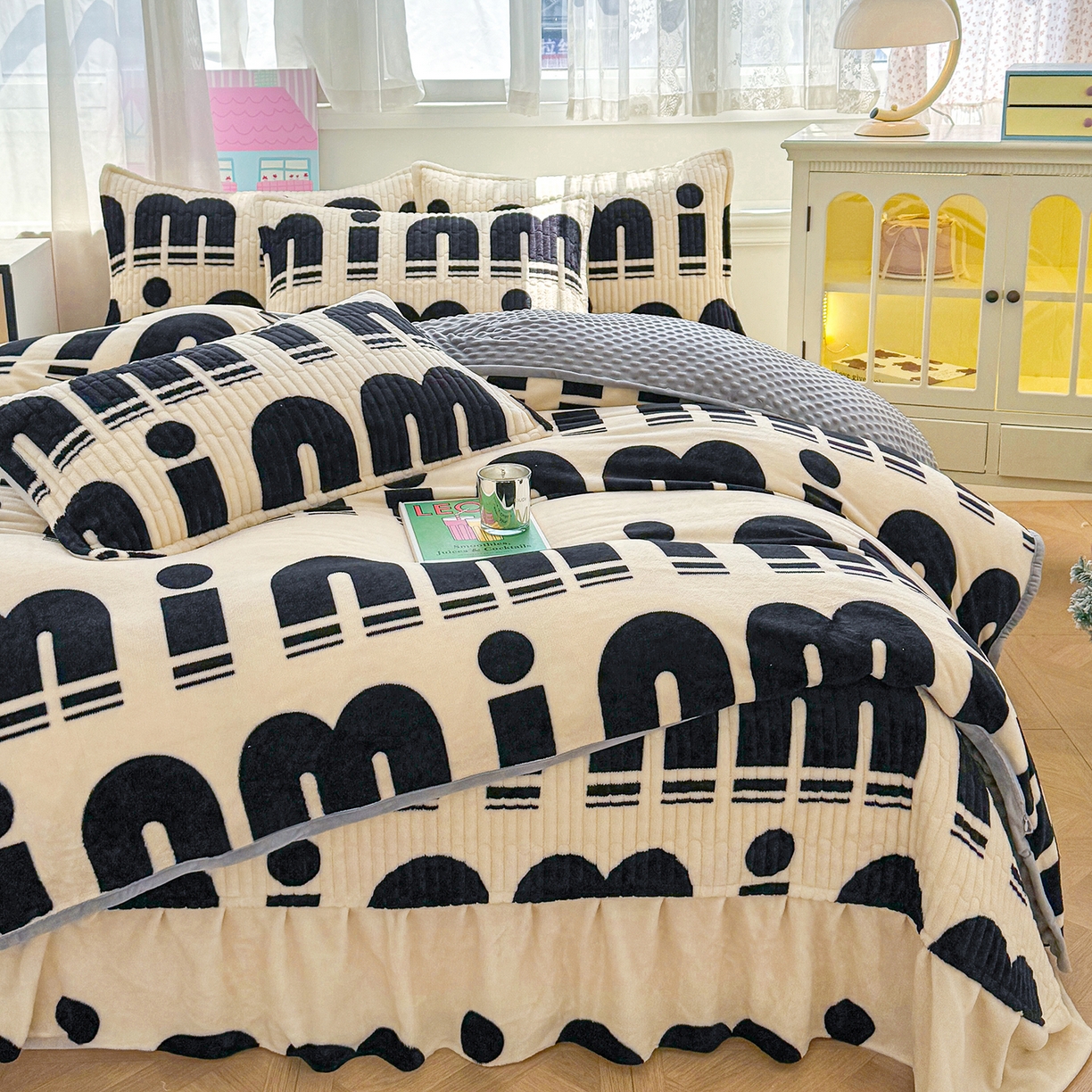 91家纺网 家纺一手货源 找家纺 豫见家纺 2025新款加厚高克重牛奶绒豆豆绒花边床盖四件套 min字母