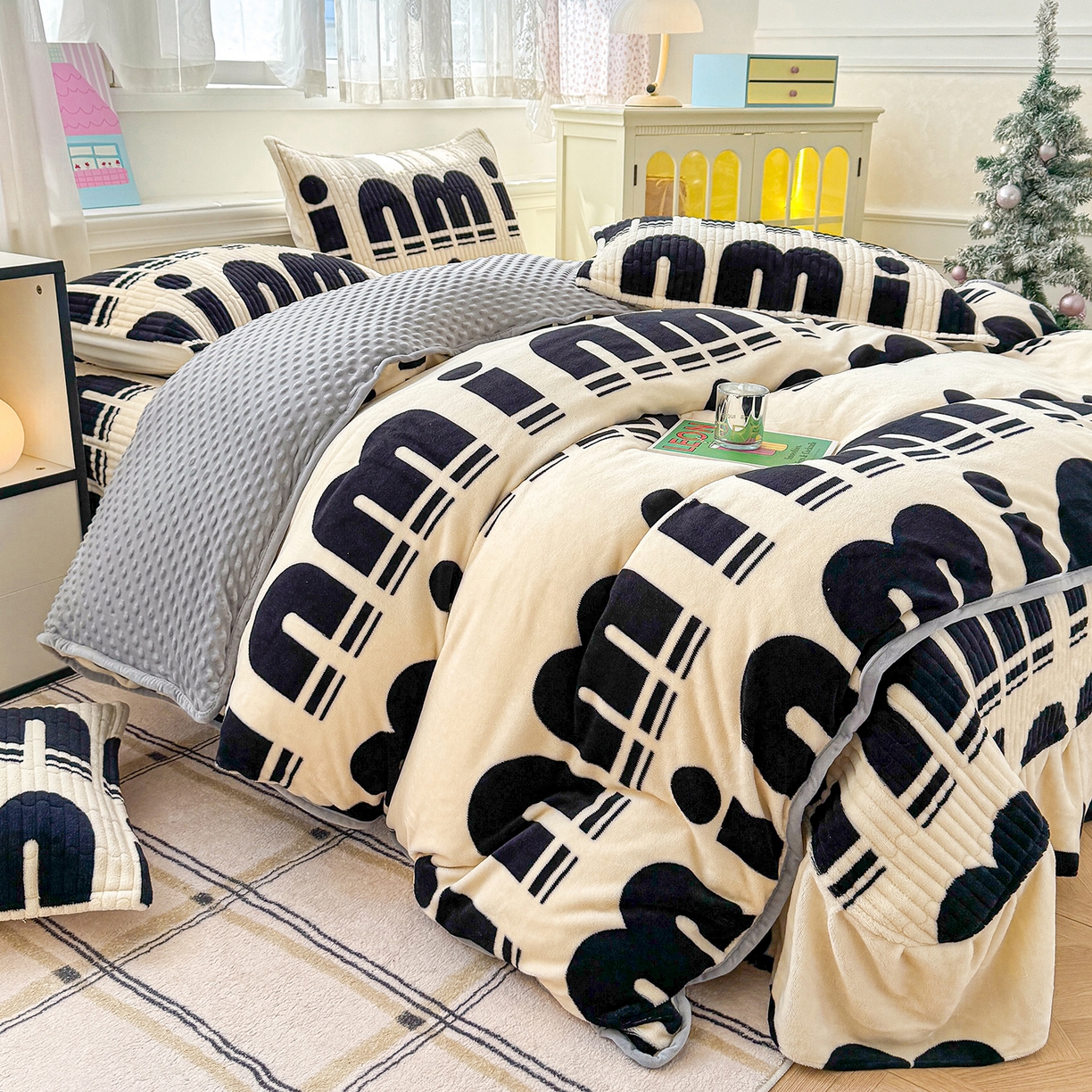 91家纺网 家纺一手货源 找家纺 豫见家纺 2025新款加厚高克重牛奶绒豆豆绒花边床盖四件套 min字母