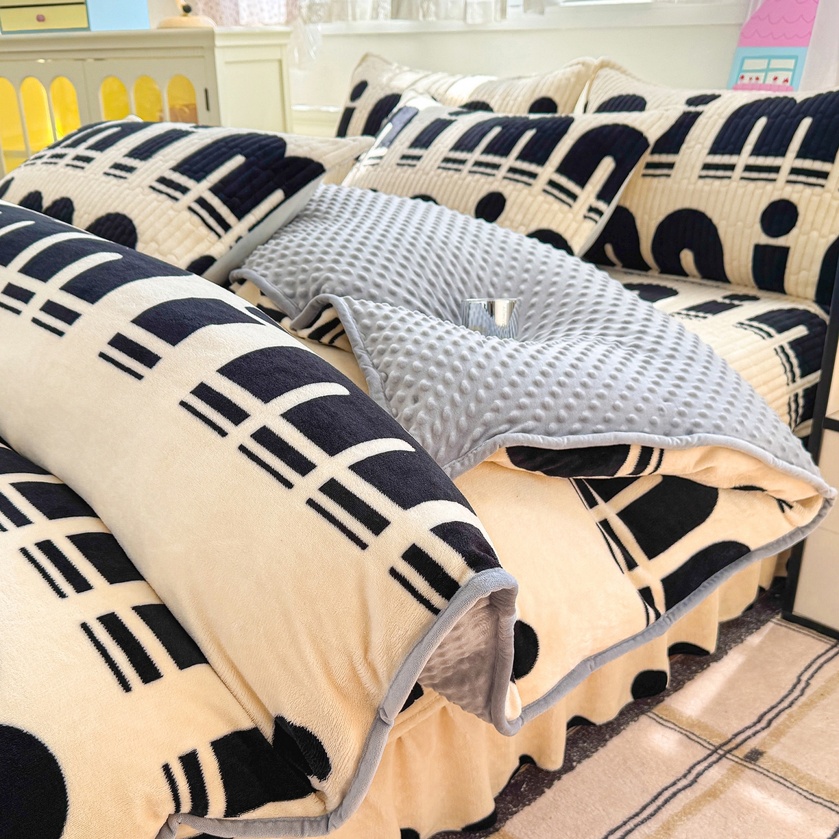 91家纺网 家纺一手货源 找家纺 豫见家纺 2025新款加厚高克重牛奶绒豆豆绒花边床盖四件套 min字母