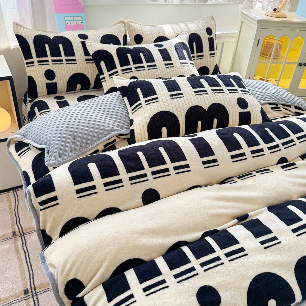 91家纺网 家纺一手货源 找家纺 豫见家纺 2025新款加厚高克重牛奶绒豆豆绒花边床盖四件套 min字母