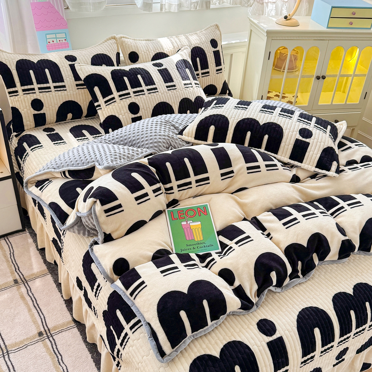 91家纺网 家纺一手货源 找家纺 豫见家纺 2025新款加厚高克重牛奶绒豆豆绒花边床盖四件套 min字母