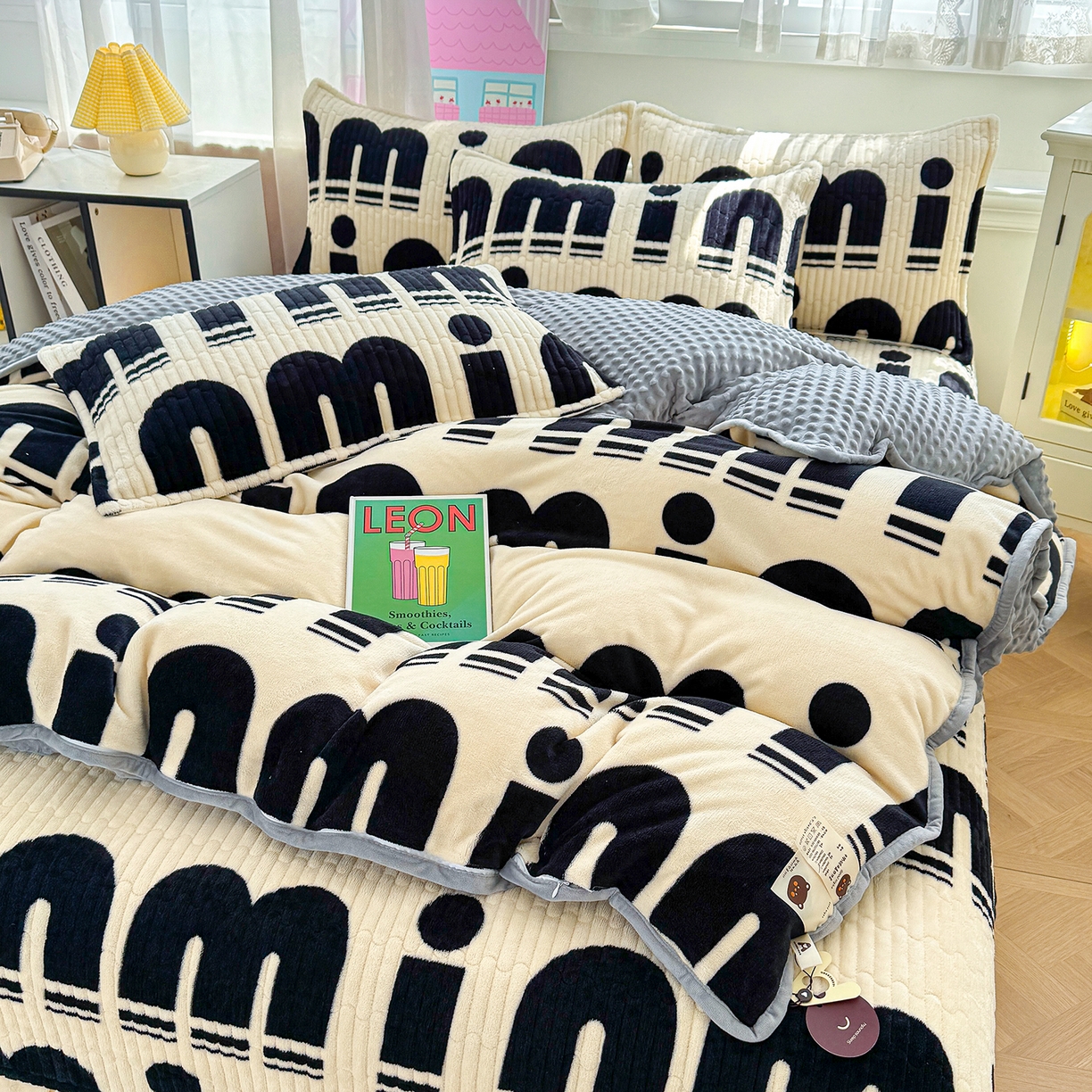 91家纺网 家纺一手货源 找家纺 豫见家纺 2025新款加厚高克重牛奶绒豆豆绒花边床盖四件套 min字母