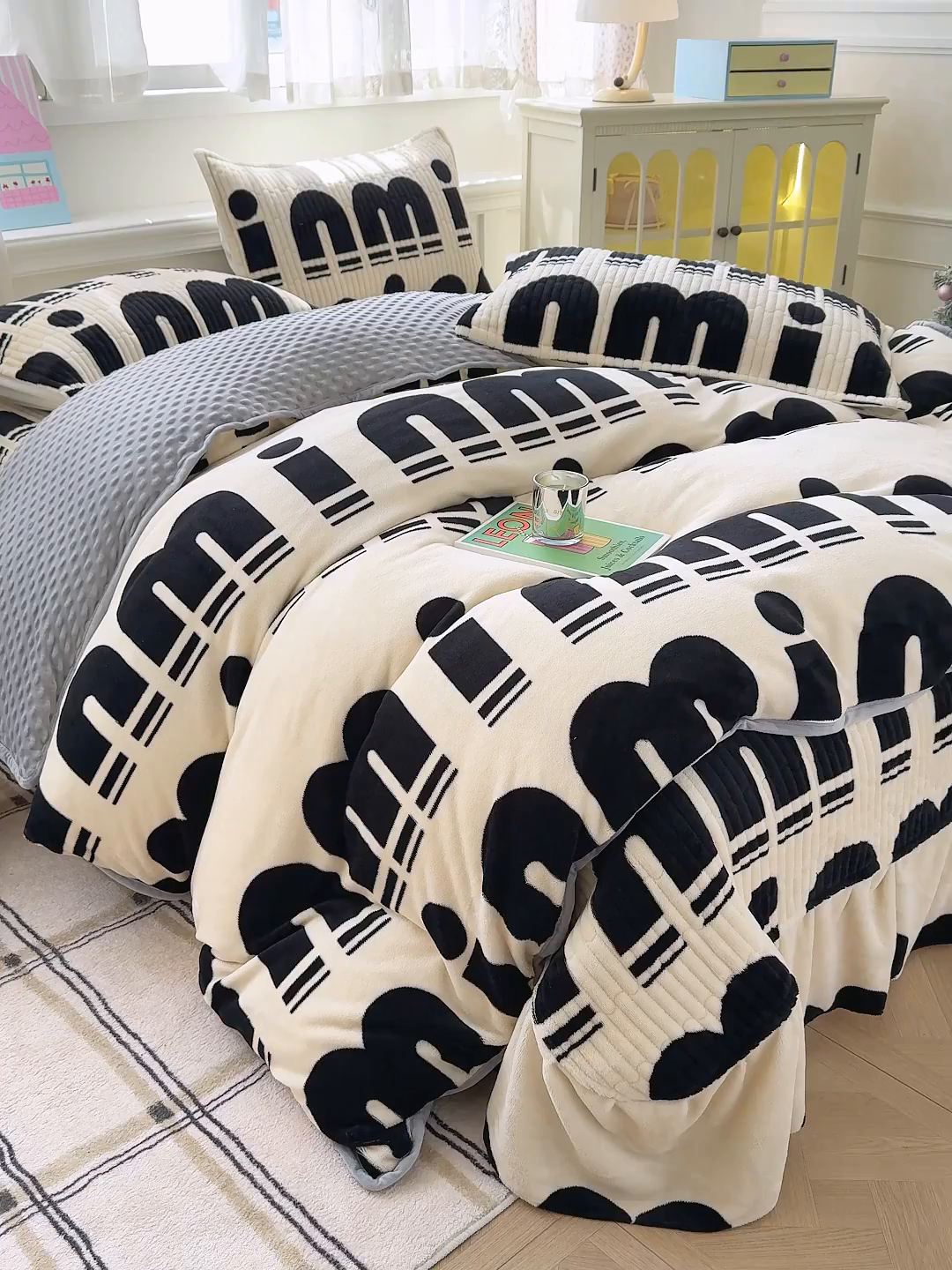 91家纺网 家纺一手货源 找家纺 豫见家纺 2025新款加厚高克重牛奶绒豆豆绒花边床盖四件套 min字母