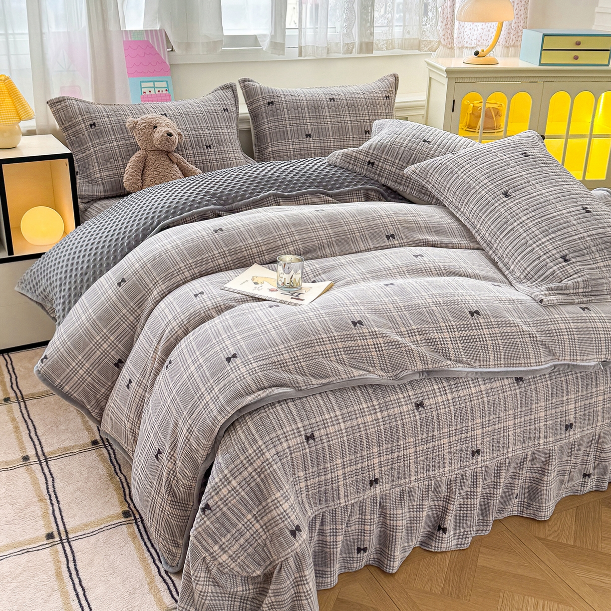 91家纺网 家纺一手货源 找家纺 豫见家纺 2025新款加厚高克重牛奶绒豆豆绒花边床盖四件套 格韵灰