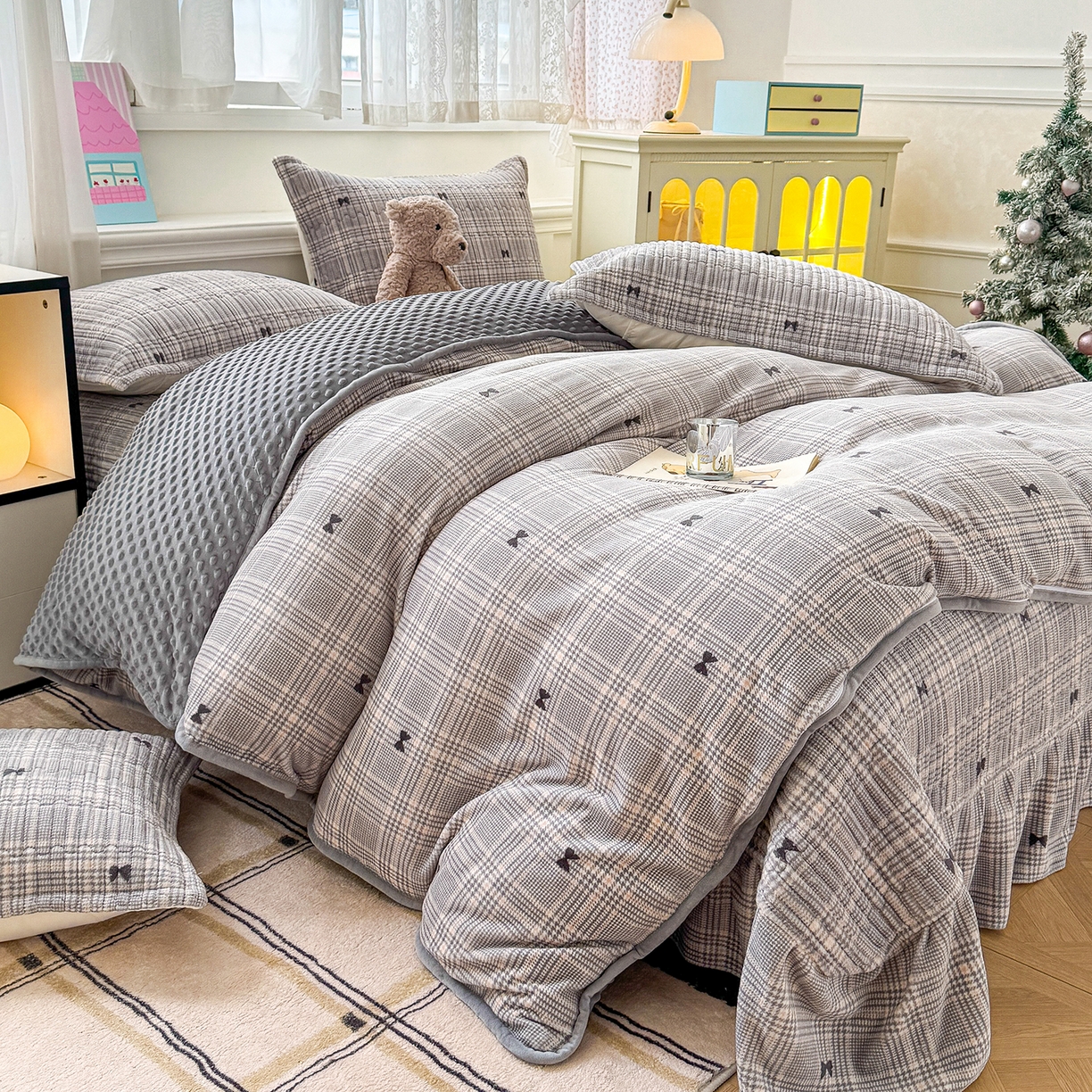 91家纺网 家纺一手货源 找家纺 豫见家纺 2025新款加厚高克重牛奶绒豆豆绒花边床盖四件套 格韵灰