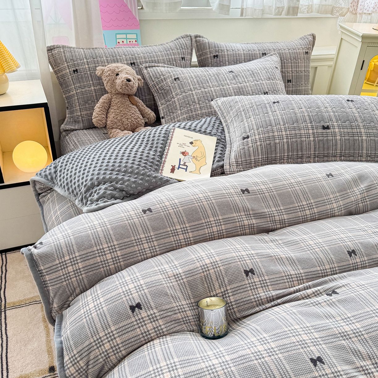 91家纺网 家纺一手货源 找家纺 豫见家纺 2025新款加厚高克重牛奶绒豆豆绒花边床盖四件套 格韵灰