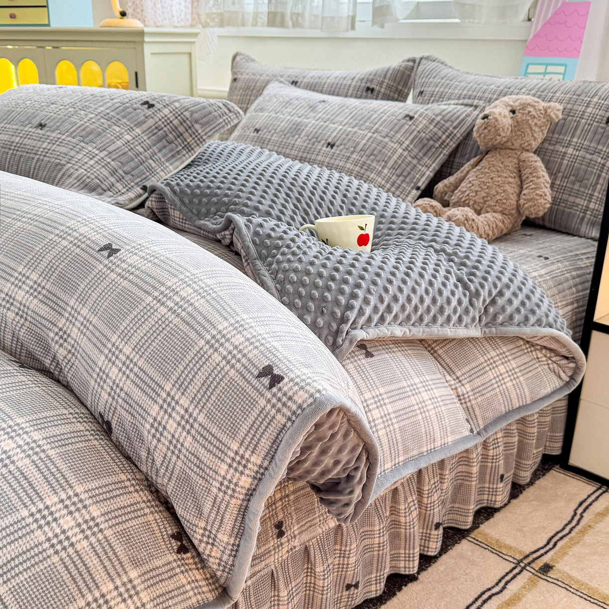 91家纺网 家纺一手货源 找家纺 豫见家纺 2025新款加厚高克重牛奶绒豆豆绒花边床盖四件套 格韵灰