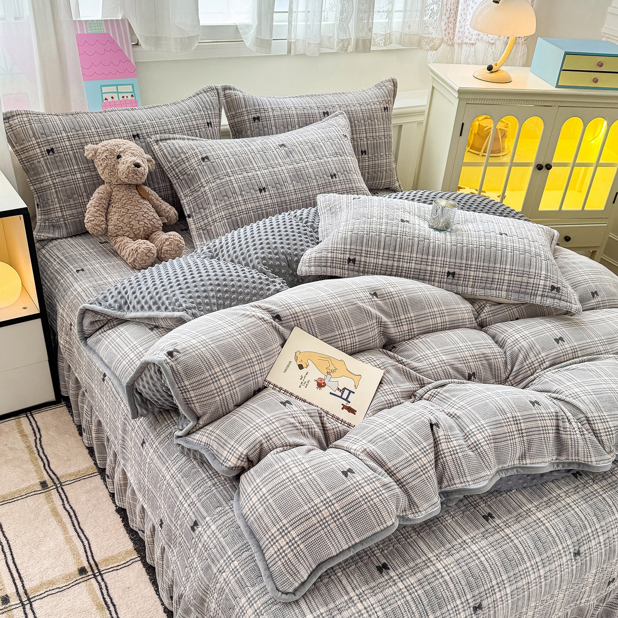 91家纺网 家纺一手货源 找家纺 豫见家纺 2025新款加厚高克重牛奶绒豆豆绒花边床盖四件套 格韵灰