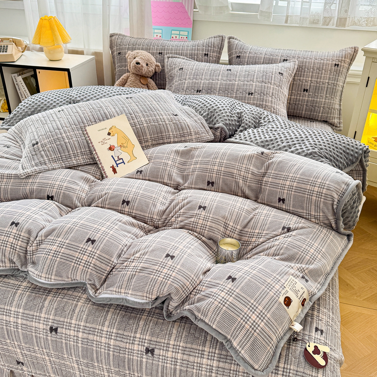 91家纺网 家纺一手货源 找家纺 豫见家纺 2025新款加厚高克重牛奶绒豆豆绒花边床盖四件套 格韵灰