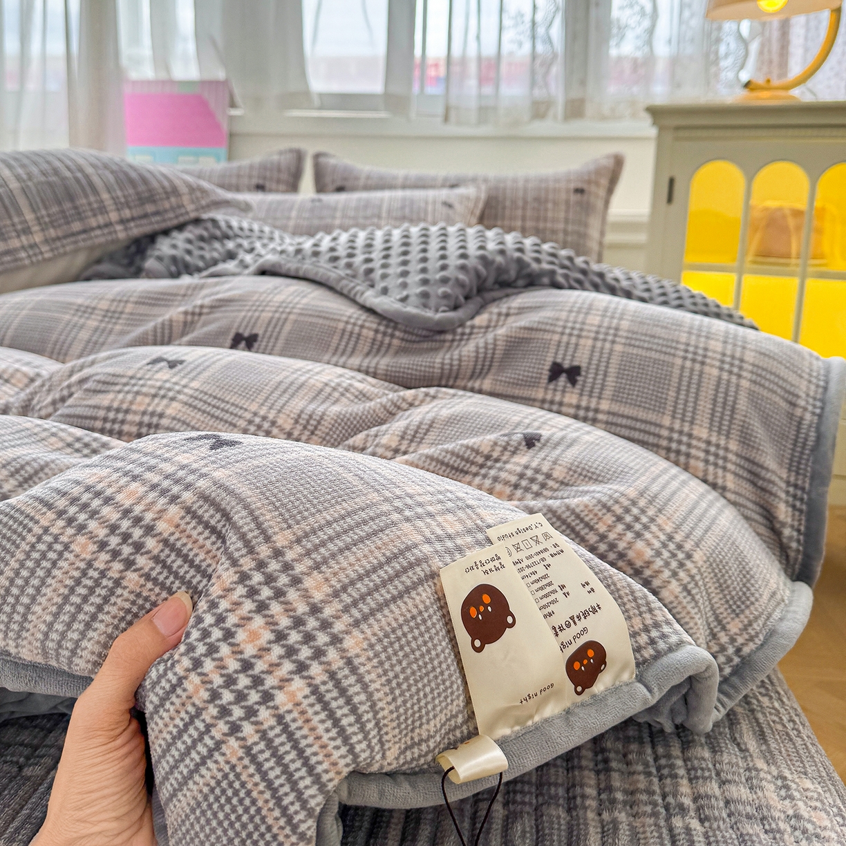 91家纺网 家纺一手货源 找家纺 豫见家纺 2025新款加厚高克重牛奶绒豆豆绒花边床盖四件套 格韵灰