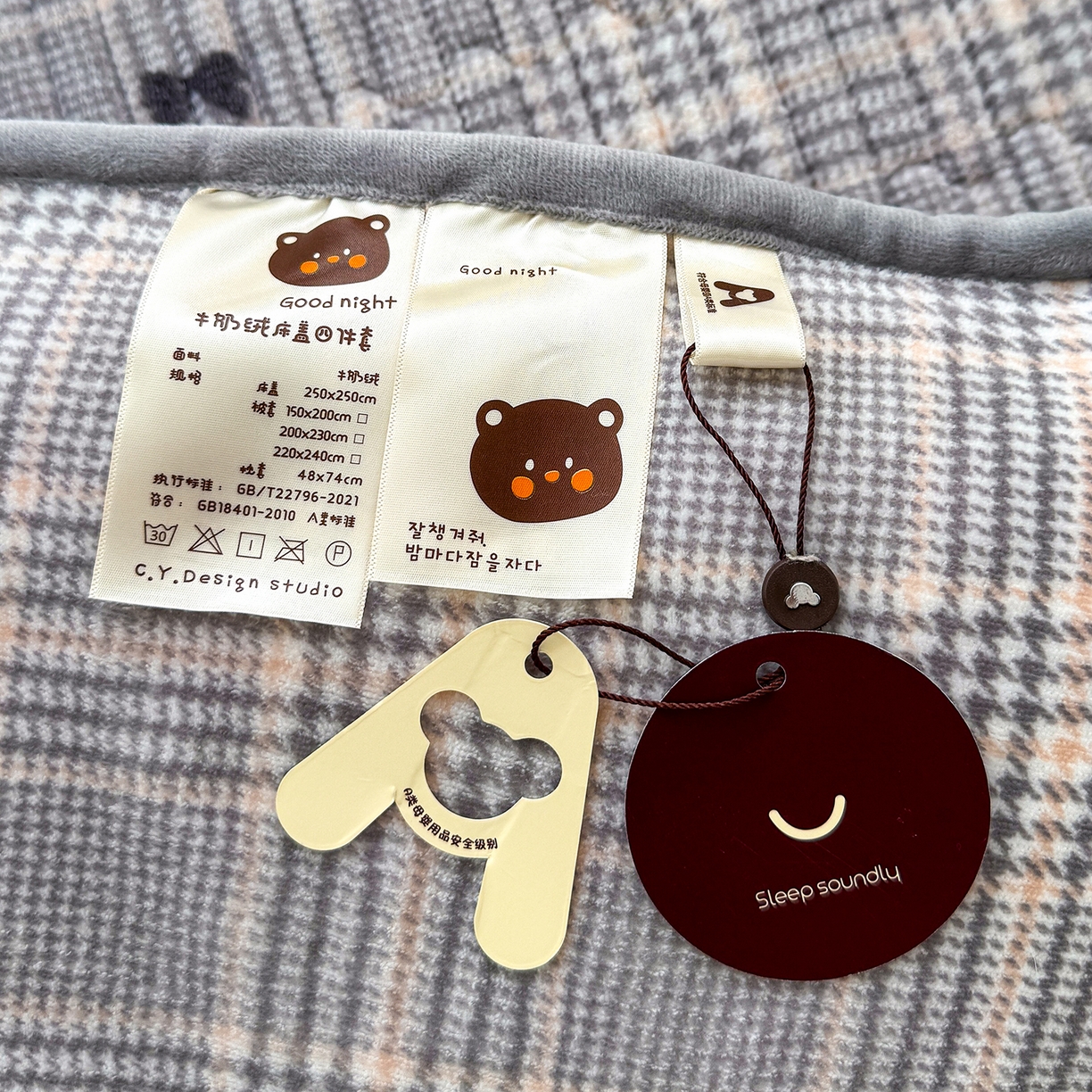 91家纺网 家纺一手货源 找家纺 豫见家纺 2025新款加厚高克重牛奶绒豆豆绒花边床盖四件套 格韵灰