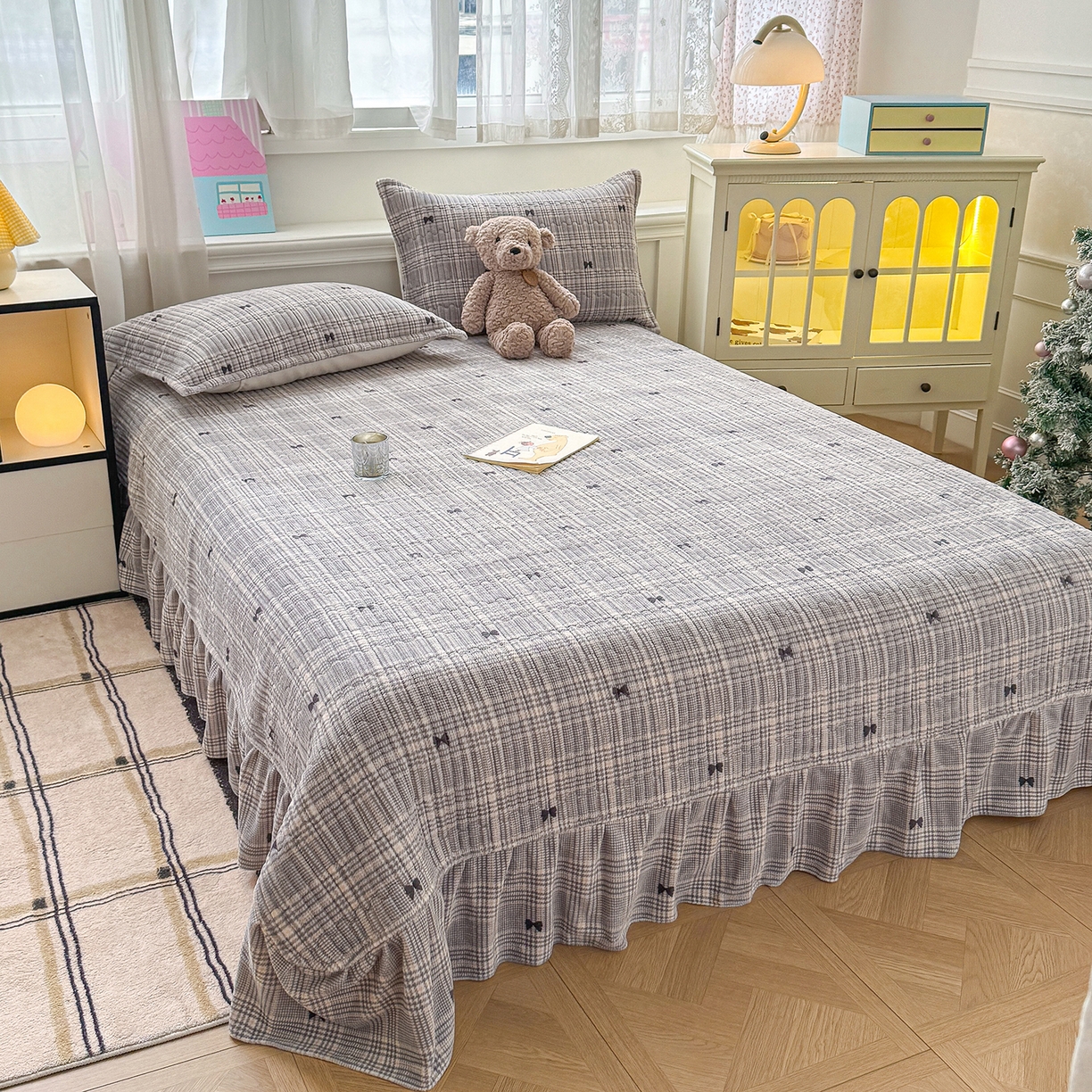 91家纺网 家纺一手货源 找家纺 豫见家纺 2025新款加厚高克重牛奶绒豆豆绒花边床盖四件套 格韵灰