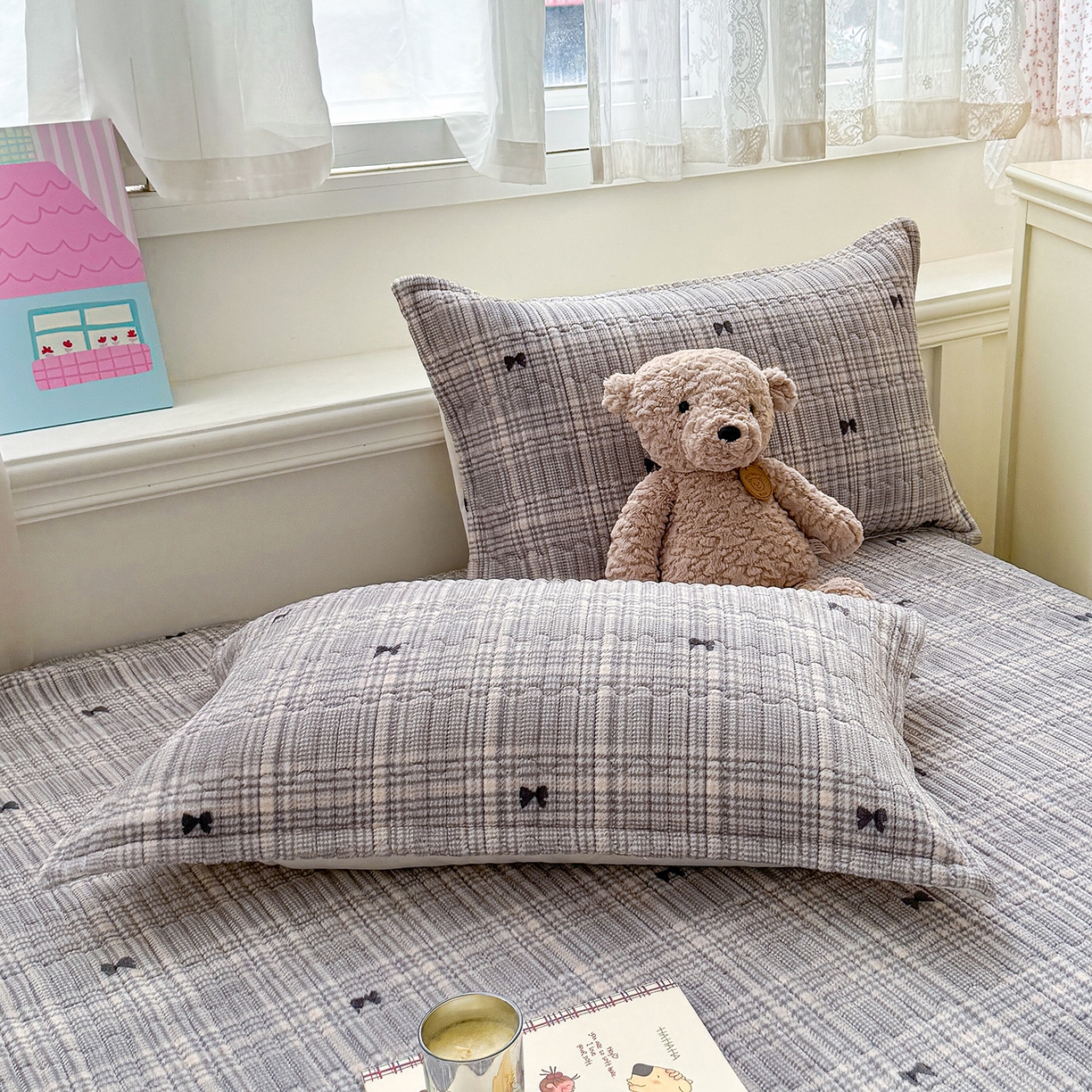 91家纺网 家纺一手货源 找家纺 豫见家纺 2025新款加厚高克重牛奶绒豆豆绒花边床盖四件套 格韵灰