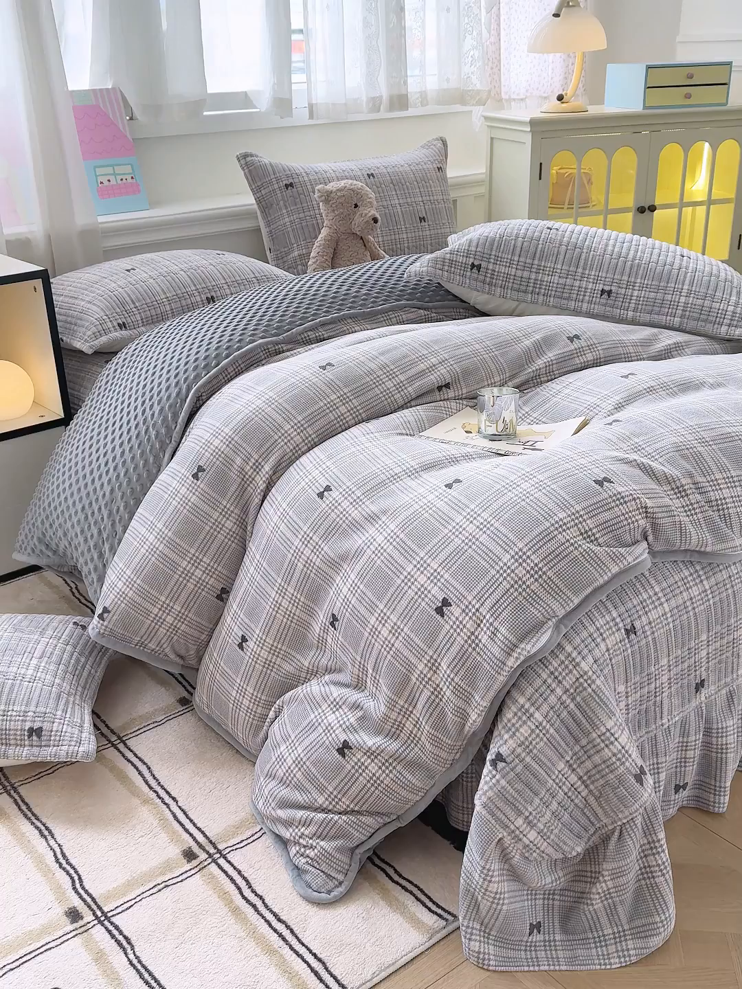 91家纺网 家纺一手货源 找家纺 豫见家纺 2025新款加厚高克重牛奶绒豆豆绒花边床盖四件套 格韵灰