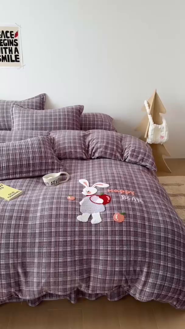 91家纺网 家纺一手货源 找家纺 希朵家纺 2025新款可爱牛奶绒毛巾绣床盖四件套 苹果兔