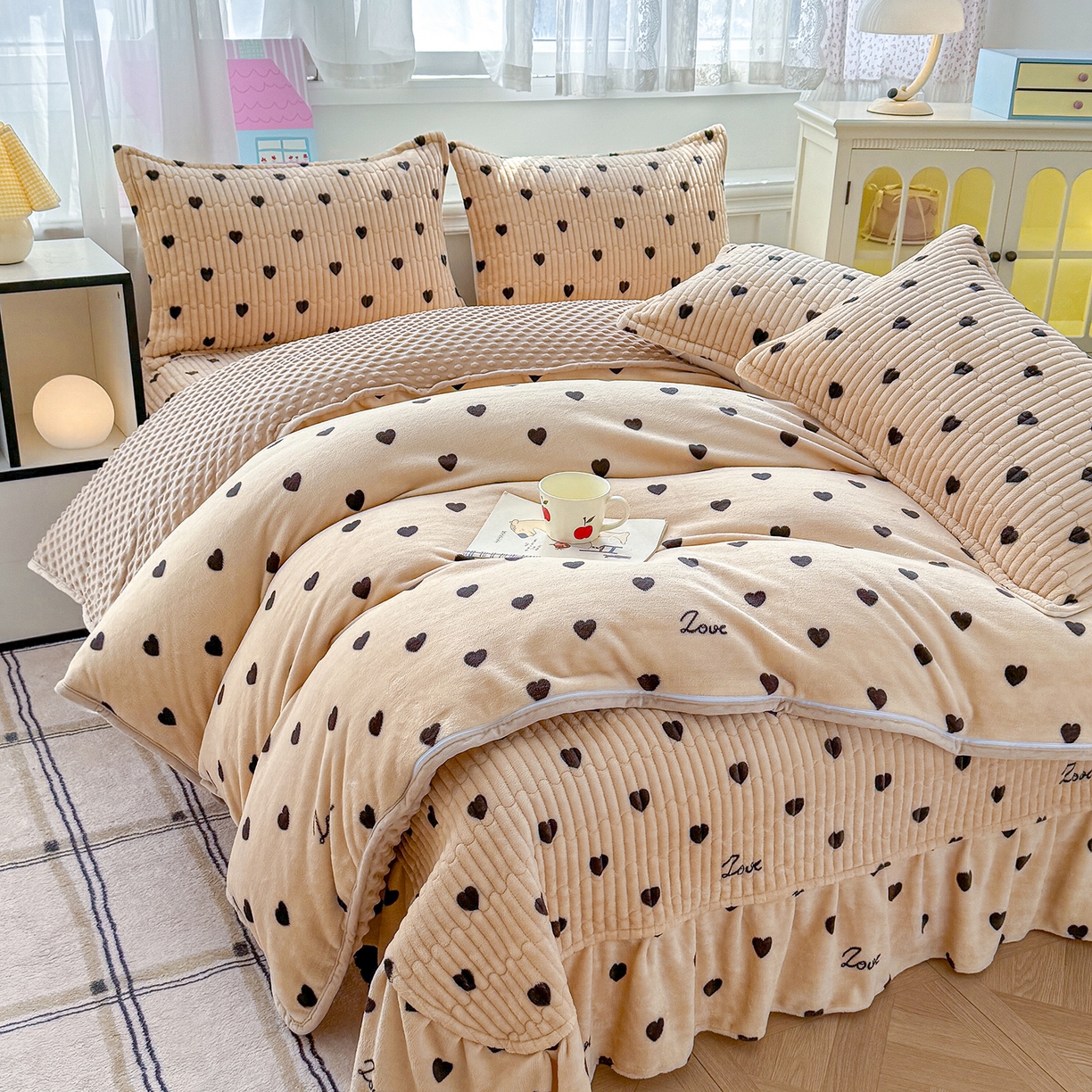 91家纺网 家纺一手货源 找家纺 豫见家纺 2025新款加厚高克重牛奶绒豆豆绒花边床盖四件套 小爱心