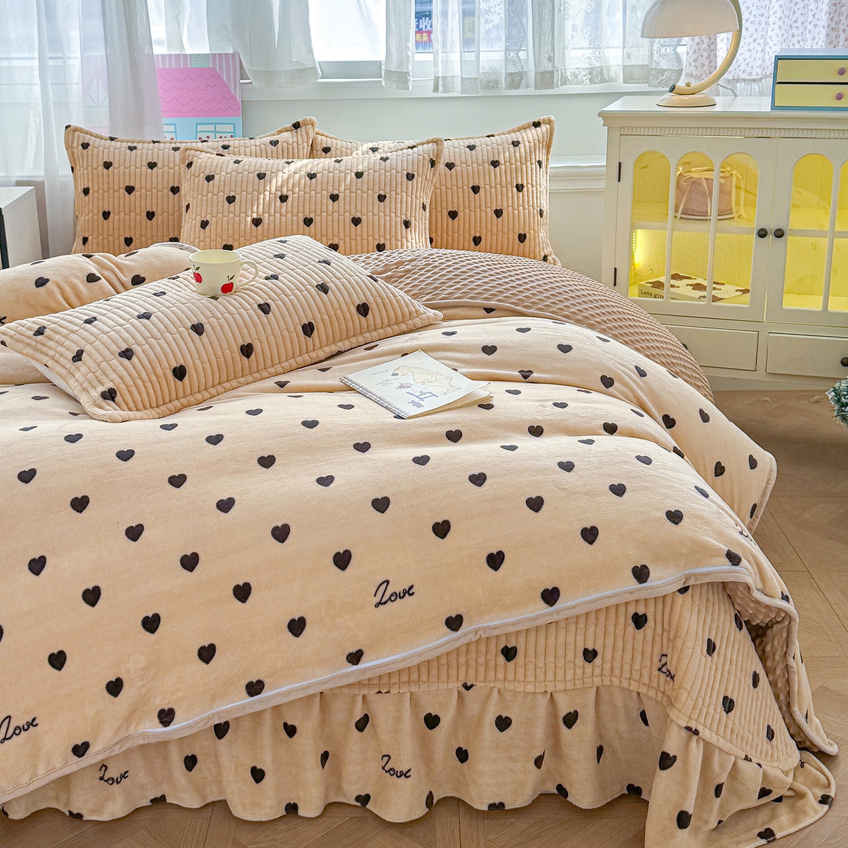 91家纺网 家纺一手货源 找家纺 豫见家纺 2025新款加厚高克重牛奶绒豆豆绒花边床盖四件套 小爱心