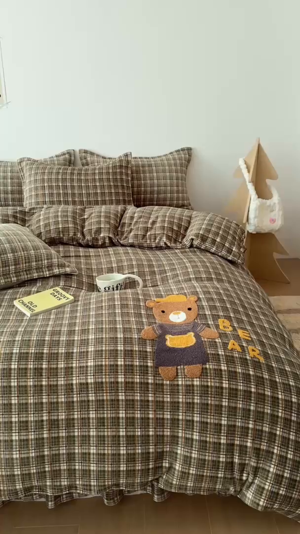 91家纺网 家纺一手货源 找家纺 希朵家纺 2025新款可爱牛奶绒毛巾绣床盖四件套 帽子熊绿