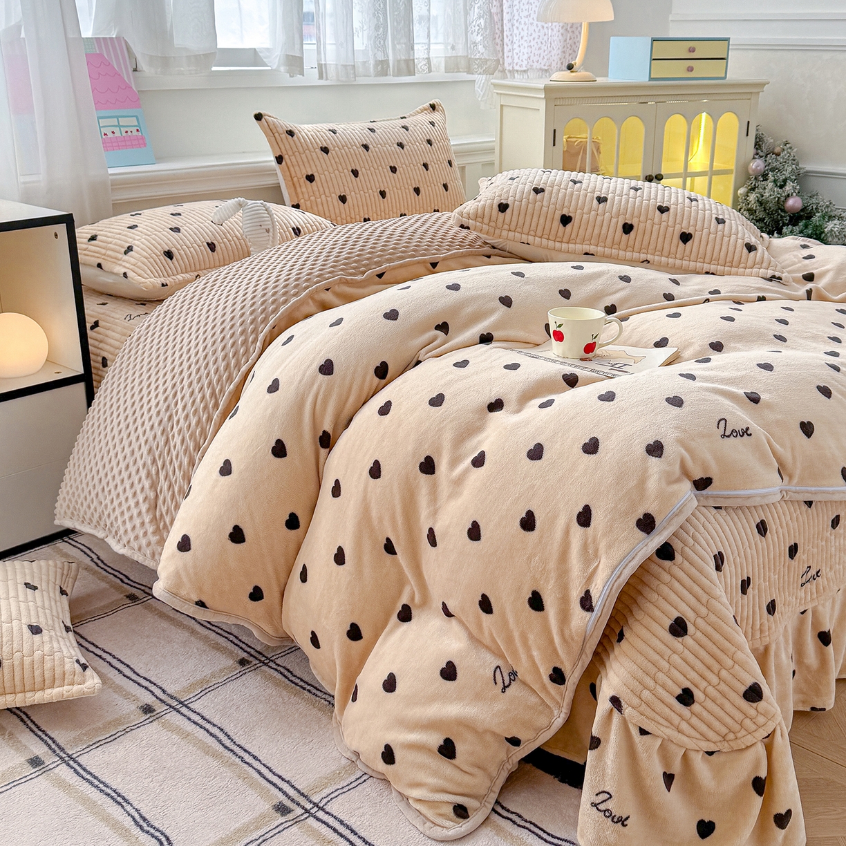 91家纺网 家纺一手货源 找家纺 豫见家纺 2025新款加厚高克重牛奶绒豆豆绒花边床盖四件套 小爱心