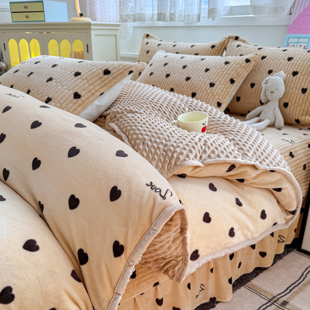 91家纺网 家纺一手货源 找家纺 豫见家纺 2025新款加厚高克重牛奶绒豆豆绒花边床盖四件套 小爱心