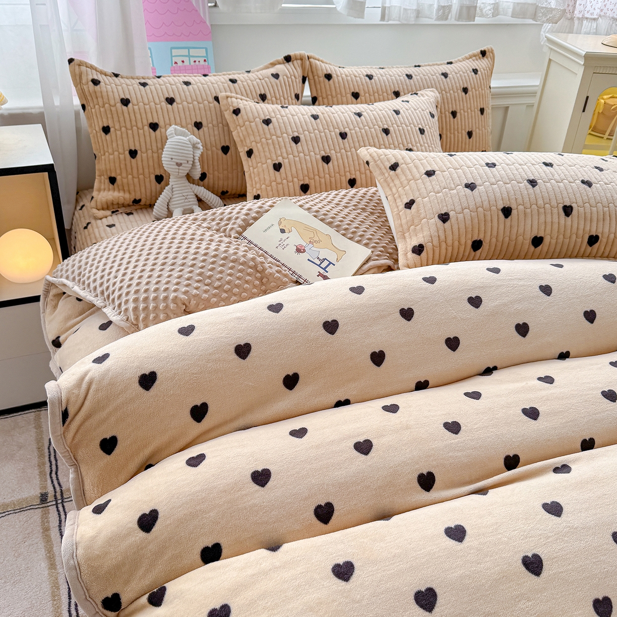 91家纺网 家纺一手货源 找家纺 豫见家纺 2025新款加厚高克重牛奶绒豆豆绒花边床盖四件套 小爱心