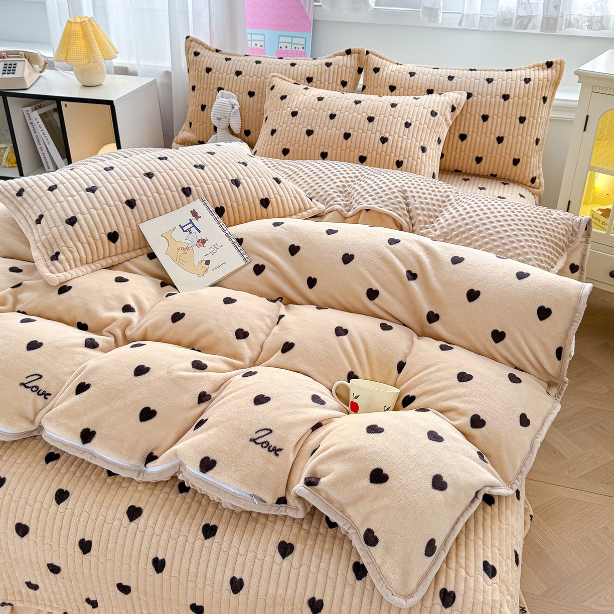 91家纺网 家纺一手货源 找家纺 豫见家纺 2025新款加厚高克重牛奶绒豆豆绒花边床盖四件套 小爱心