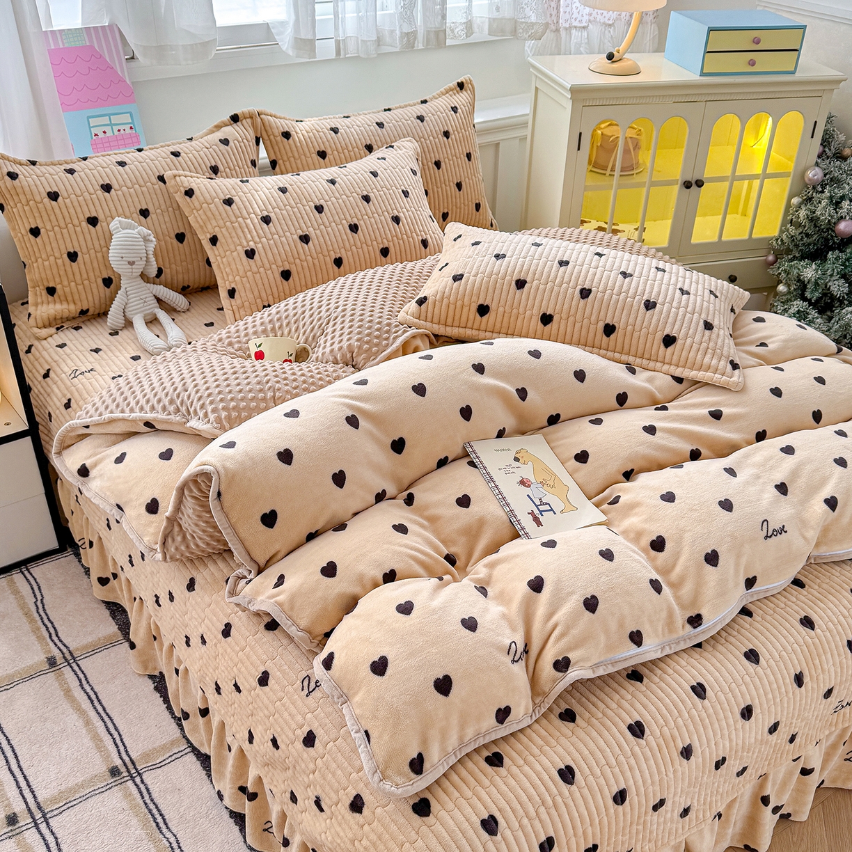 91家纺网 家纺一手货源 找家纺 豫见家纺 2025新款加厚高克重牛奶绒豆豆绒花边床盖四件套 小爱心