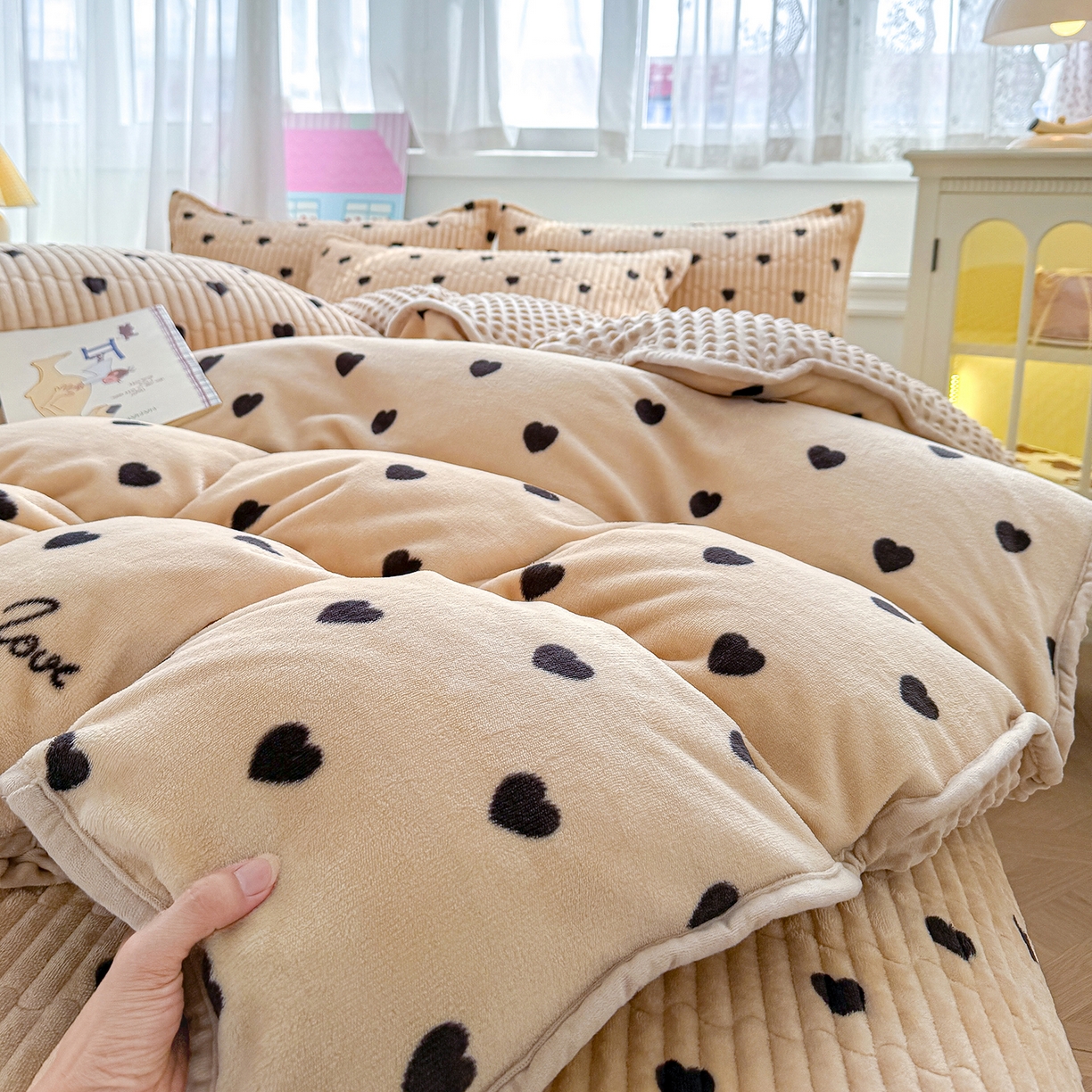 91家纺网 家纺一手货源 找家纺 豫见家纺 2025新款加厚高克重牛奶绒豆豆绒花边床盖四件套 小爱心