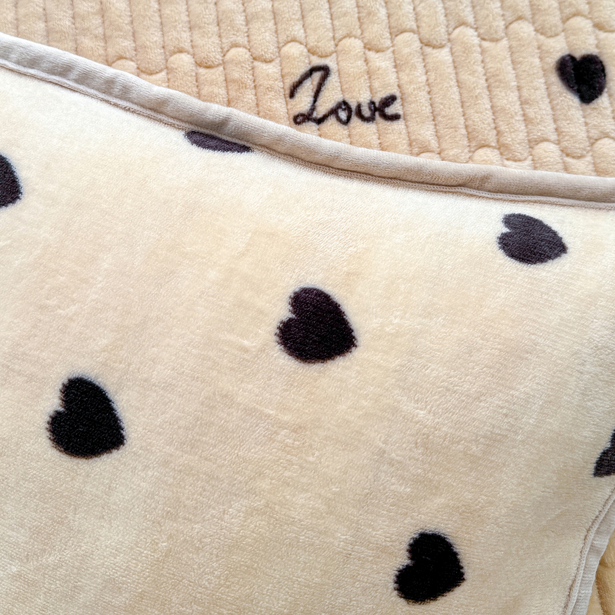 91家纺网 家纺一手货源 找家纺 豫见家纺 2025新款加厚高克重牛奶绒豆豆绒花边床盖四件套 小爱心