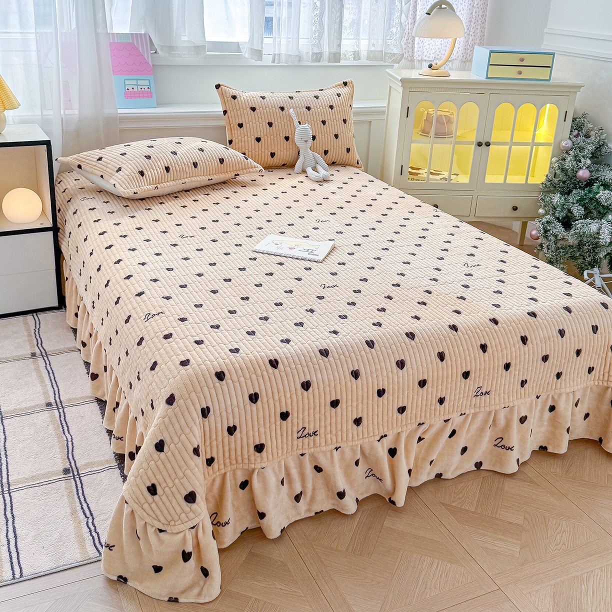 91家纺网 家纺一手货源 找家纺 豫见家纺 2025新款加厚高克重牛奶绒豆豆绒花边床盖四件套 小爱心