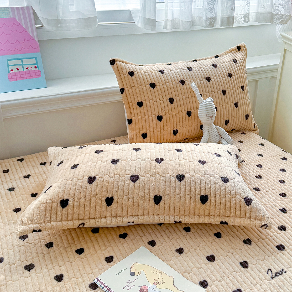 91家纺网 家纺一手货源 找家纺 豫见家纺 2025新款加厚高克重牛奶绒豆豆绒花边床盖四件套 小爱心