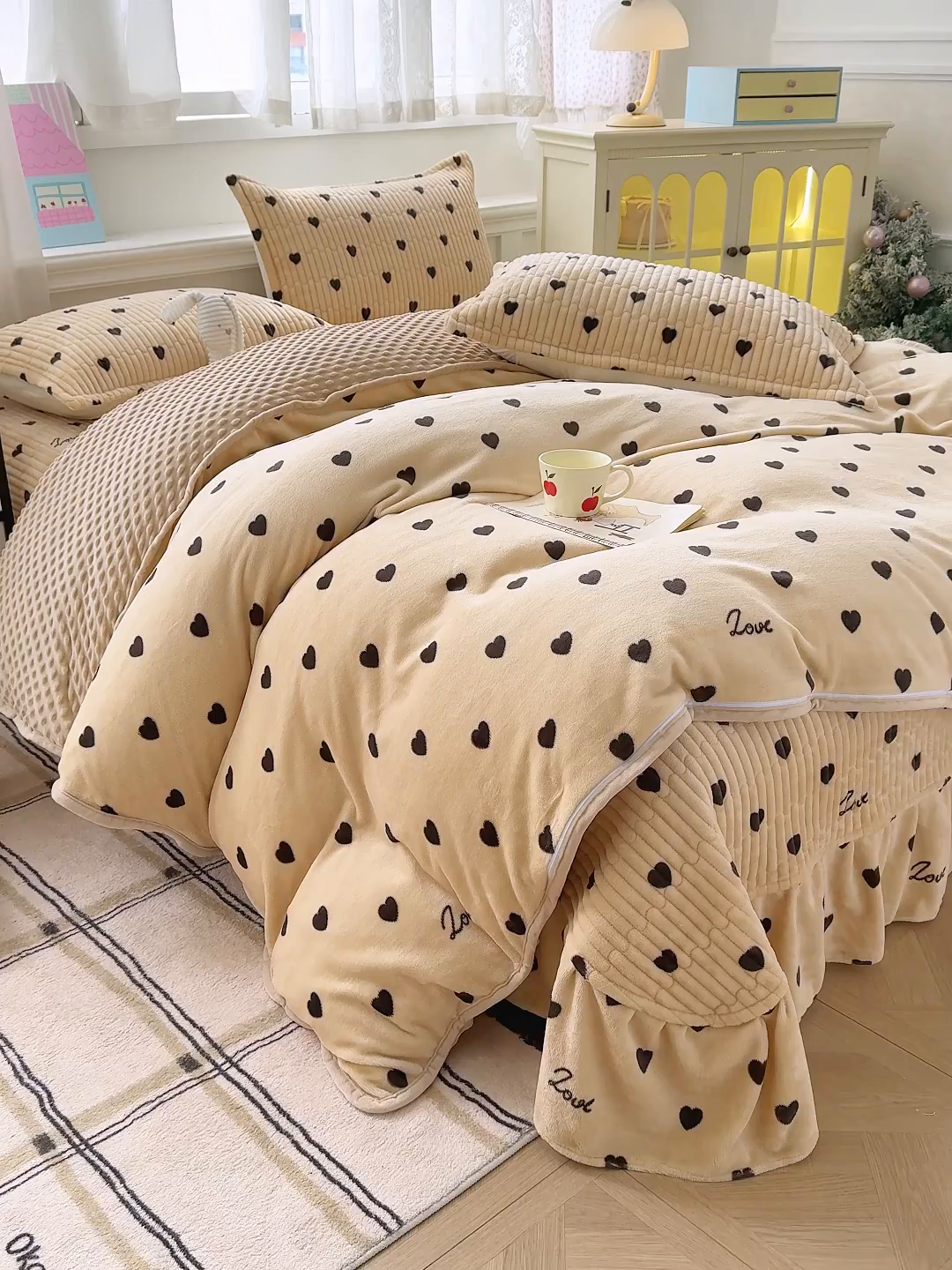 91家纺网 家纺一手货源 找家纺 豫见家纺 2025新款加厚高克重牛奶绒豆豆绒花边床盖四件套 小爱心