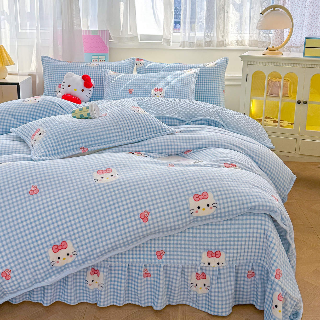 91家纺网 家纺一手货源 找家纺 豫见家纺 2025新款加厚高克重牛奶绒豆豆绒花边床盖四件套 格子KT-蓝