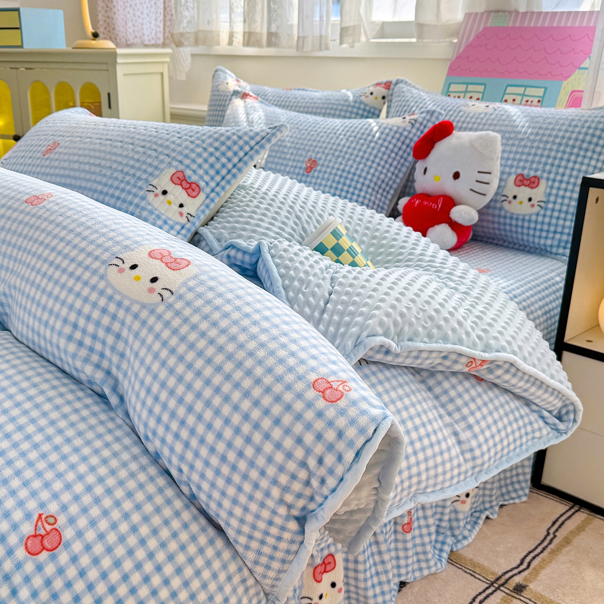 91家纺网 家纺一手货源 找家纺 豫见家纺 2025新款加厚高克重牛奶绒豆豆绒花边床盖四件套 格子KT-蓝