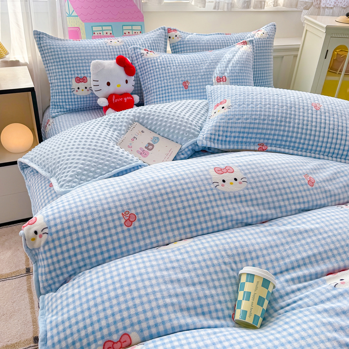 91家纺网 家纺一手货源 找家纺 豫见家纺 2025新款加厚高克重牛奶绒豆豆绒花边床盖四件套 格子KT-蓝